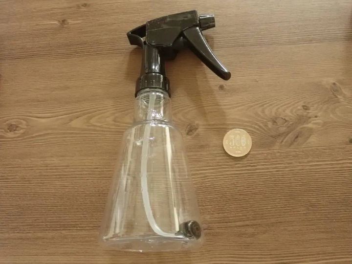 DAISO(ダイソー)：逆さで使えるスプレーボトル(スリム、350mL)