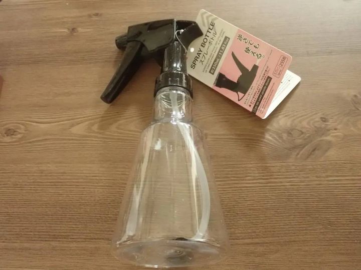 DAISO(ダイソー)：逆さで使えるスプレーボトル(スリム、350mL)