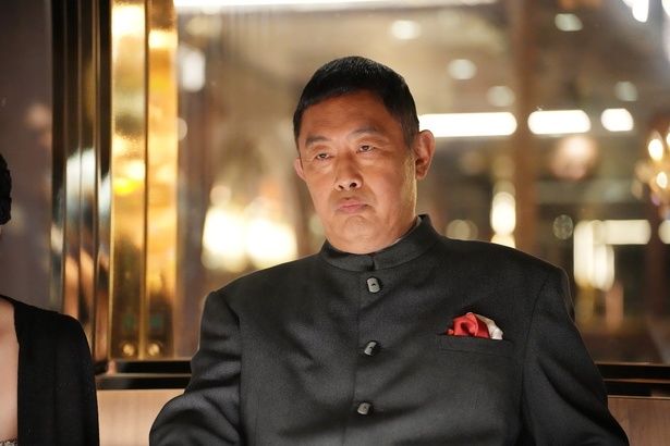 【写真を見る】免許返納から逃げる南条(舘ひろし)を更なるピンチへと追い詰める反社のボス金子(内藤剛志) [c]2026「免許返納!?」製作委員会