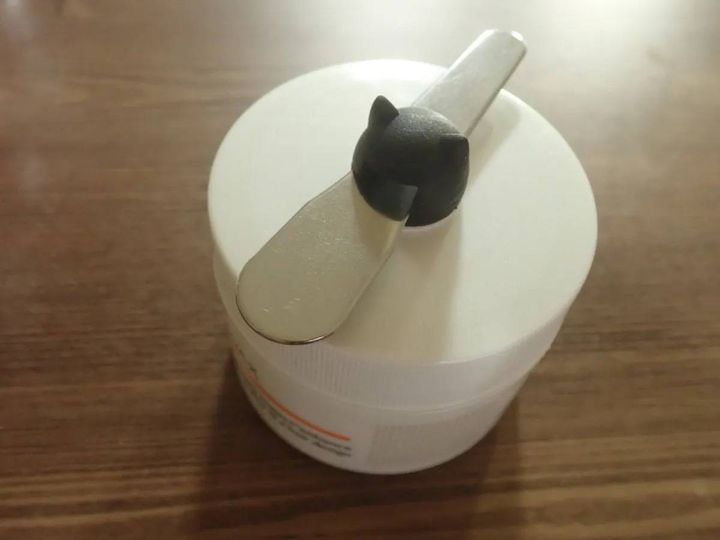 DAISO(ダイソー)：スパチュラ＆ピンセットスタンド(ネコ型、4個)