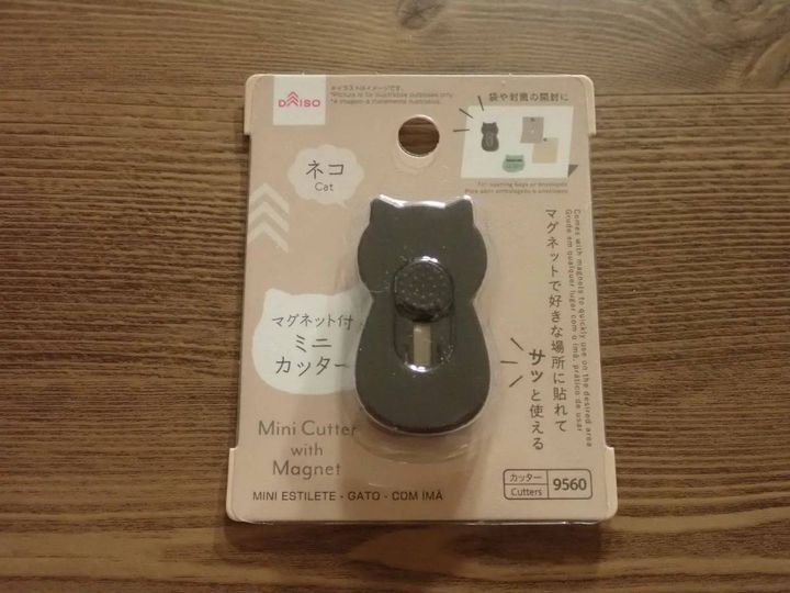 DAISO(ダイソー)：ミニカッター(ネコ、マグネット付)