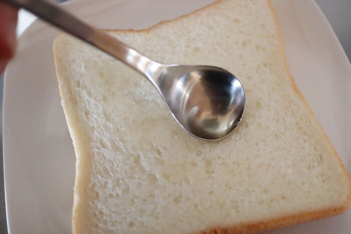 保存した『食パン』温めるの待って！バターなしで香ばしくなる〈魔法のひと塗り〉とは？