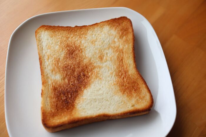 保存した『食パン』温めるの待って！バターなしで香ばしくなる〈魔法のひと塗り〉とは？
