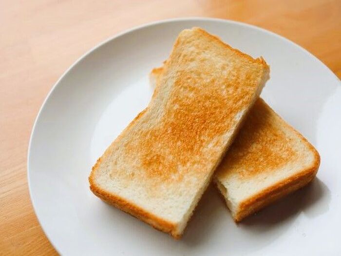 保存した『食パン』温めるの待って！バターなしで香ばしくなる〈魔法のひと塗り〉とは？