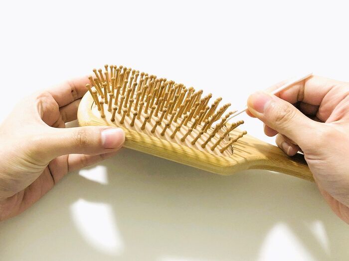 つい放置してない？『ヘアブラシ』の正しいお手入れ方法。これなら超簡単にできますよ♪