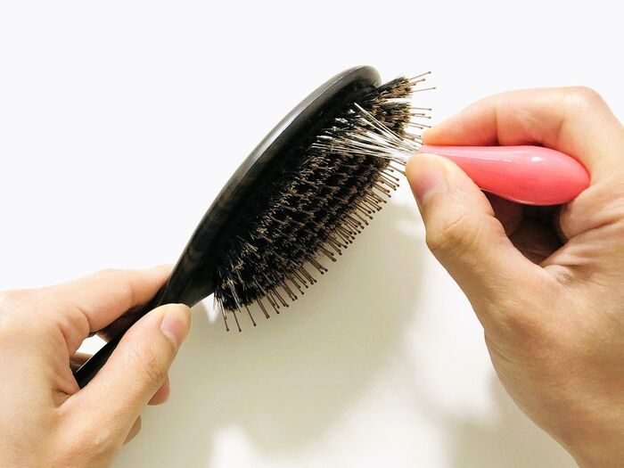 つい放置してない？『ヘアブラシ』の正しいお手入れ方法。これなら超簡単にできますよ♪