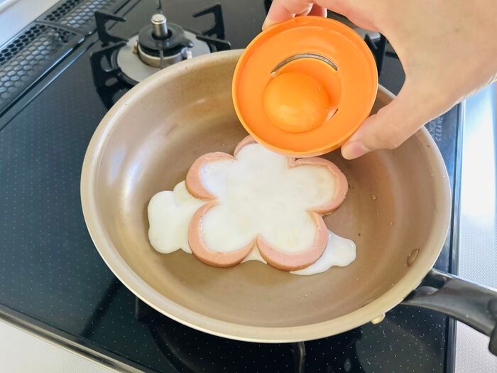 いつもの目玉焼きがかわいい『お花型ハムエッグ』に大変身♡朝食やお弁当におすすめですよ！