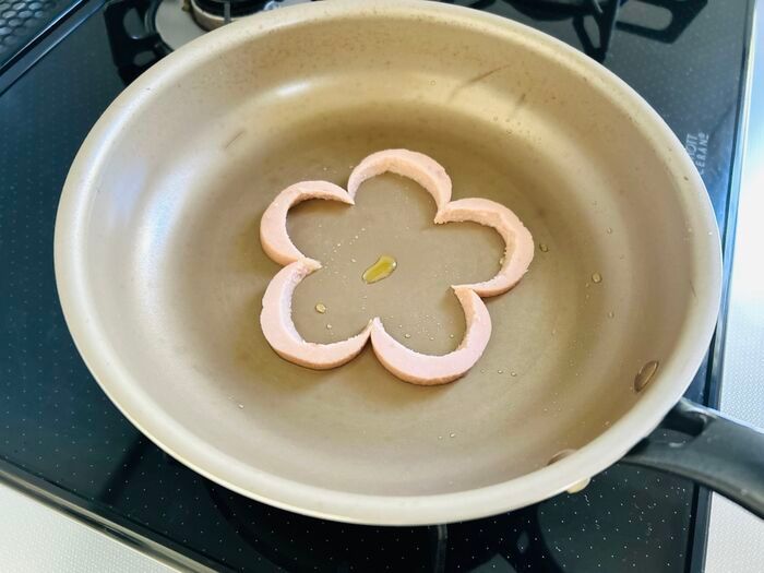 いつもの目玉焼きがかわいい『お花型ハムエッグ』に大変身♡朝食やお弁当におすすめですよ！