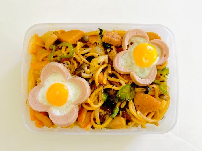 いつもの目玉焼きがかわいい『お花型ハムエッグ』に大変身♡朝食やお弁当におすすめですよ！