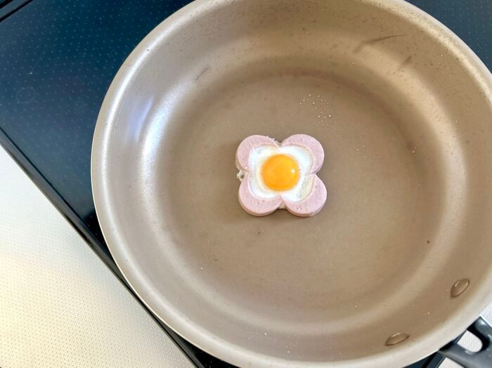 いつもの目玉焼きがかわいい『お花型ハムエッグ』に大変身♡朝食やお弁当におすすめですよ！
