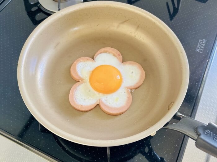 いつもの目玉焼きがかわいい『お花型ハムエッグ』に大変身♡朝食やお弁当におすすめですよ！