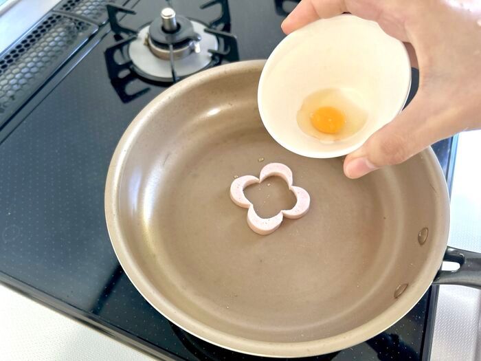 いつもの目玉焼きがかわいい『お花型ハムエッグ』に大変身♡朝食やお弁当におすすめですよ！