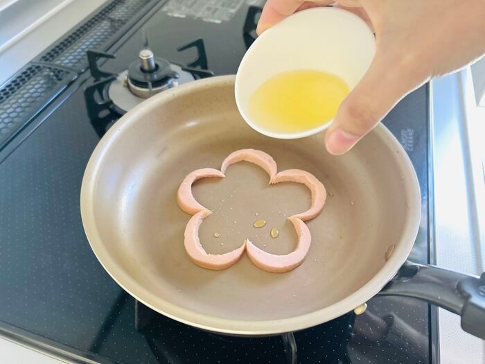 いつもの目玉焼きがかわいい『お花型ハムエッグ』に大変身♡朝食やお弁当におすすめですよ！