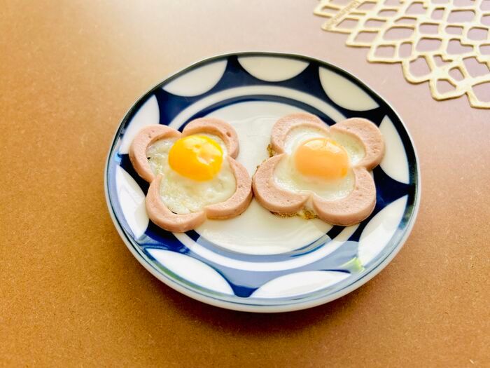 いつもの目玉焼きがかわいい『お花型ハムエッグ』に大変身♡朝食やお弁当におすすめですよ！