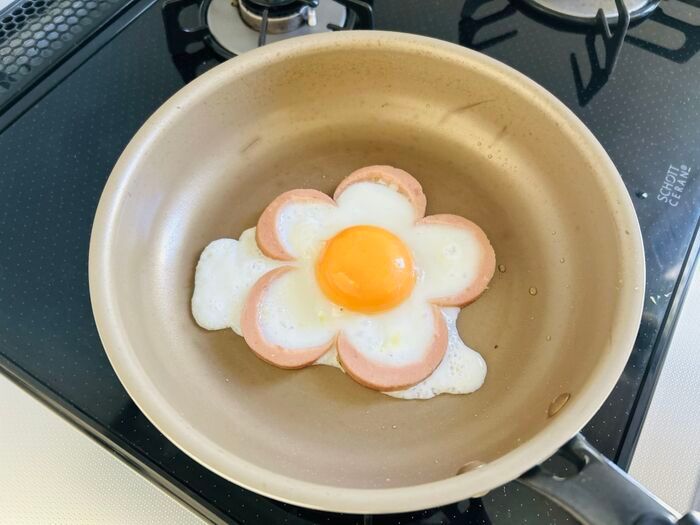 いつもの目玉焼きがかわいい『お花型ハムエッグ』に大変身♡朝食やお弁当におすすめですよ！