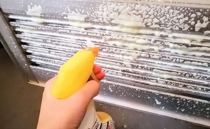 お風呂ドアの「すき間」お掃除してる？6年放置の汚れがサッシブラシ1本で驚くほどキレイに！