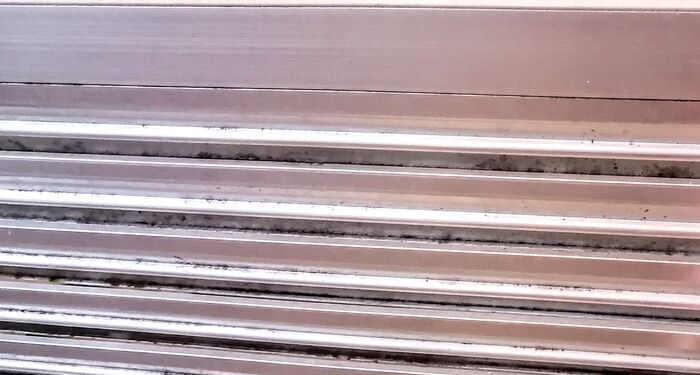 お風呂ドアの「すき間」お掃除してる？6年放置の汚れがサッシブラシ1本で驚くほどキレイに！