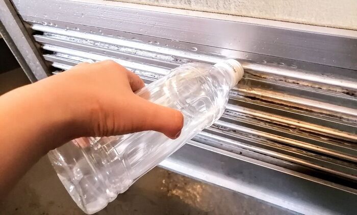 お風呂ドアの「すき間」お掃除してる？6年放置の汚れがサッシブラシ1本で驚くほどキレイに！