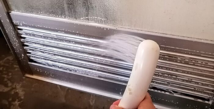 お風呂ドアの「すき間」お掃除してる？6年放置の汚れがサッシブラシ1本で驚くほどキレイに！