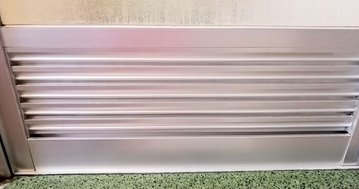 お風呂ドアの「すき間」お掃除してる？6年放置の汚れがサッシブラシ1本で驚くほどキレイに！