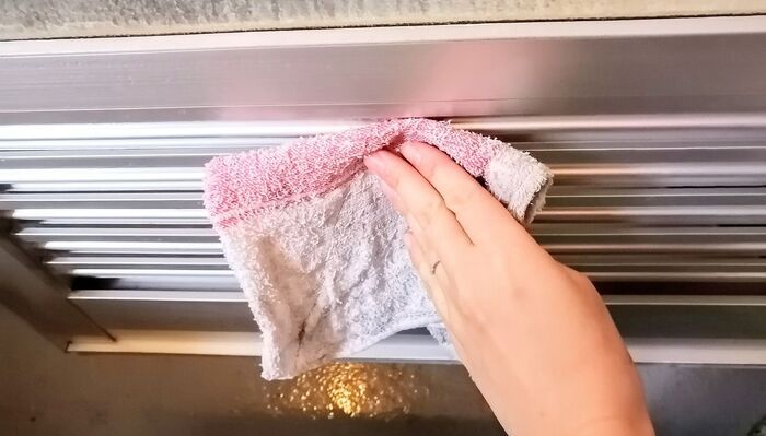 お風呂ドアの「すき間」お掃除してる？6年放置の汚れがサッシブラシ1本で驚くほどキレイに！