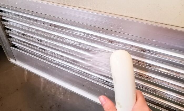 お風呂ドアの「すき間」お掃除してる？6年放置の汚れがサッシブラシ1本で驚くほどキレイに！