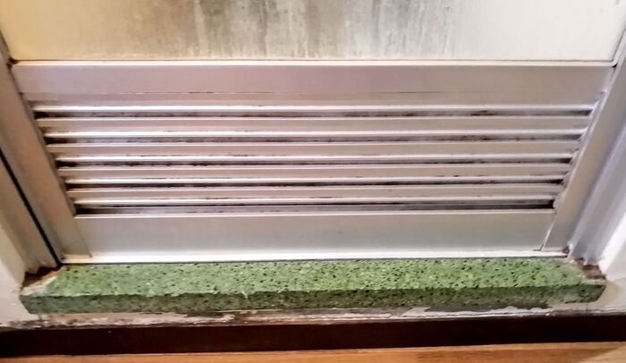 お風呂ドアの「すき間」お掃除してる？6年放置の汚れがサッシブラシ1本で驚くほどキレイに！