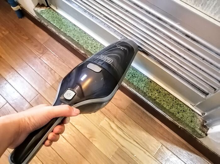 お風呂ドアの「すき間」お掃除してる？6年放置の汚れがサッシブラシ1本で驚くほどキレイに！