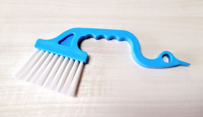 お風呂ドアの「すき間」お掃除してる？6年放置の汚れがサッシブラシ1本で驚くほどキレイに！