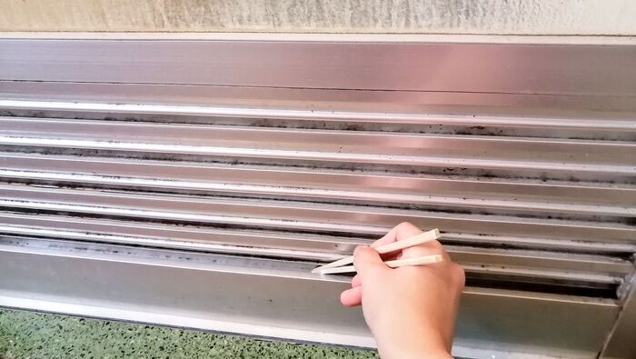 お風呂ドアの「すき間」お掃除してる？6年放置の汚れがサッシブラシ1本で驚くほどキレイに！