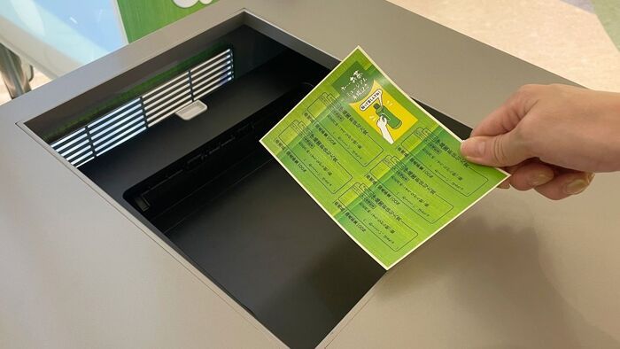 オリジナル新俳句シール作りの様子