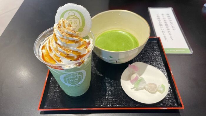 飲む抹茶わらびもちと菓子付きの抹茶