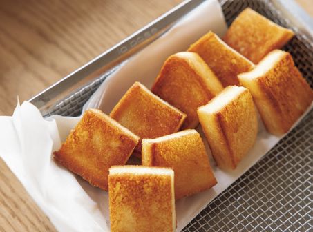 【食パンレシピ】ひと口サイズにカットして！ サクッとおいしい「基本の揚げパン」の作り方の画像4