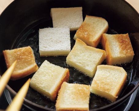 【食パンレシピ】ひと口サイズにカットして！ サクッとおいしい「基本の揚げパン」の作り方の画像3