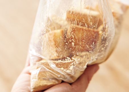 【食パンレシピ】ひと口サイズにカットして！ サクッとおいしい「基本の揚げパン」の作り方の画像5