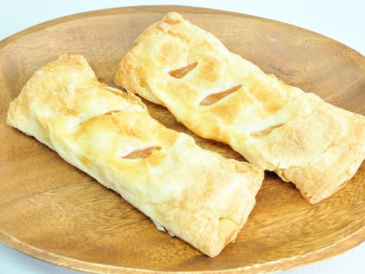 All About ニュース編集部が全国250人を対象に実施した「お土産に関するアンケート」の調査結果から、話のネタになりそうな「青森県のお土産」ランキングを発表！ 2位「パティシエのりんごスティック（ラグノオ）」を抑えた1位は？※画像はイメージです