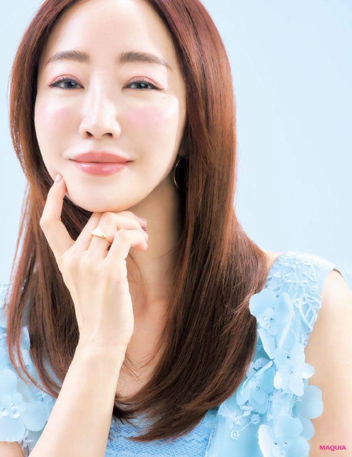 神崎 恵さん、色で遊ぶ大人メイクのポイントは？ アイスブルーのまつ毛に合わせるヘア&ファッションも