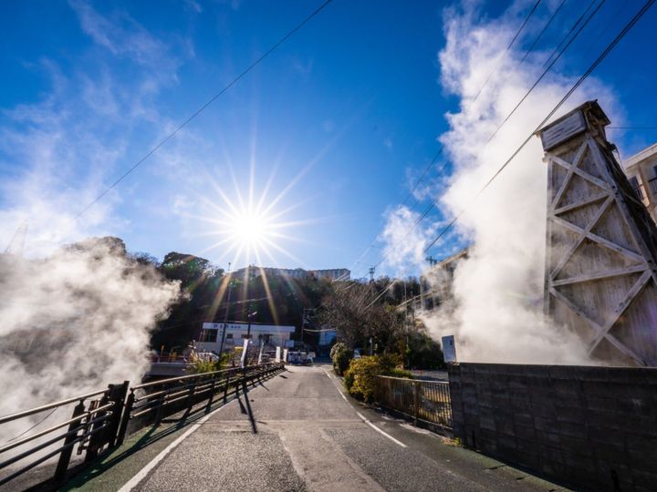 静岡県東伊豆町にある熱川温泉は、複数の温泉櫓から立ち上る湯煙が情緒溢れる温泉地です。太田道灌が発見したと伝わる古い歴史を持ち、豊富な湯量と良質な泉質を誇ります。レジャー施設や海を望む足湯、夜市など、温泉とあわせて楽しめるスポットも豊富です。
