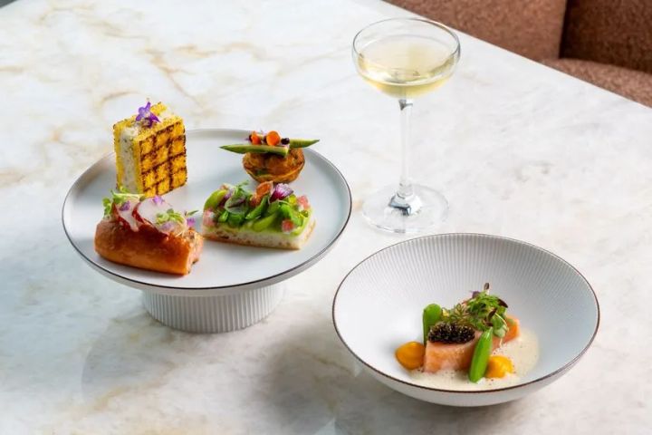 柔らかな自然光と竹の緑が満ちる41階「ピーク