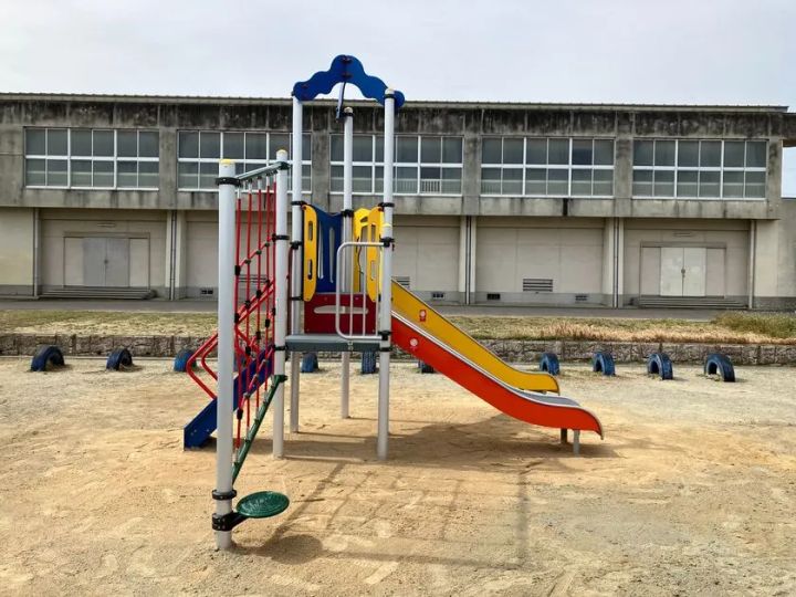 津市内の小学校に設置された寄贈遊具（一例）