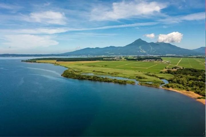 猪苗代湖と磐梯山を望む空撮