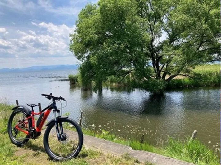 猪苗代湖サイクリングロードを走るレンタルサイクル