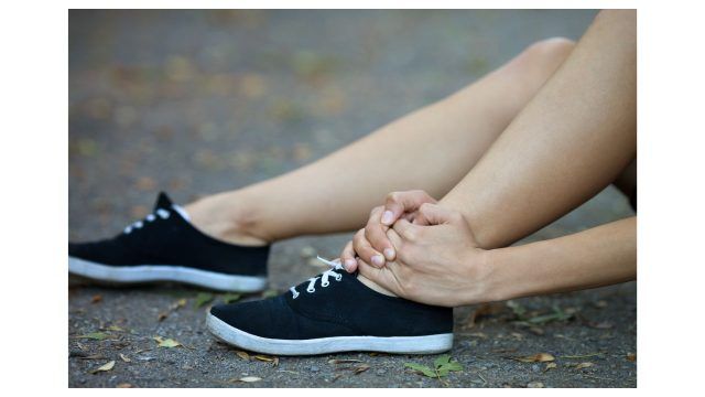 スニーカーを履いた足