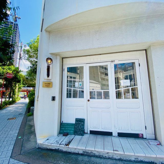 真っ白な店舗外観