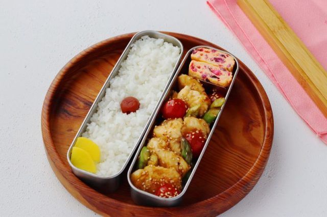 「しば漬けの卵焼き」「ささみアスパラの甘辛」2品弁当