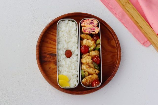 「しば漬けの卵焼き」「ささみアスパラの甘辛」2品弁当