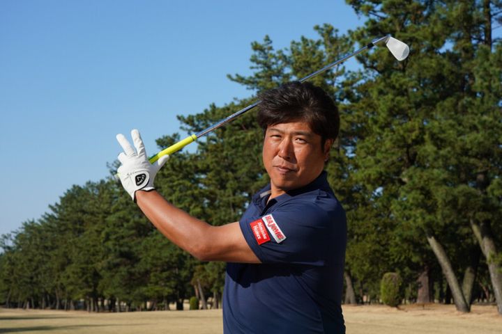 “正しいフェース向き”はどっち？フェースターンを使って振り上げるのが正解