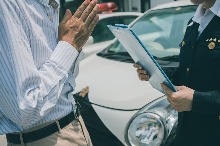 自転車の運転中に違反してしまい、警察官に呼び止められた！本人確認書類がなかった場合、どうなる？