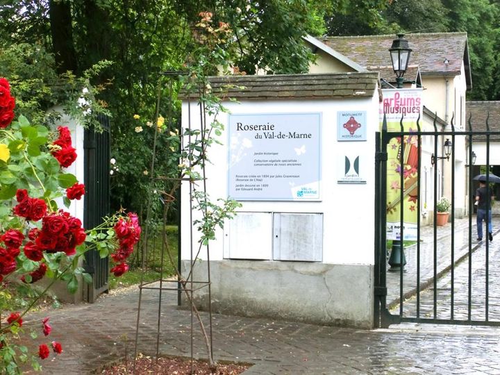 「マルヌ県のバラ園」の入り口。日本では5月のバラ園は大盛況ですが、フランスではそうでもありません。日本からのツアー客も目にしました。（筆者撮影）
