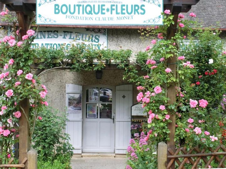 とても人気のある、モネの庭のショップの入り口にもバラが絡んでいました。草花よりも少し遅く開花するので訪問の時期が悩ましい。（筆者撮影）